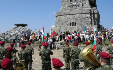 Wreaths for Shipka heroes