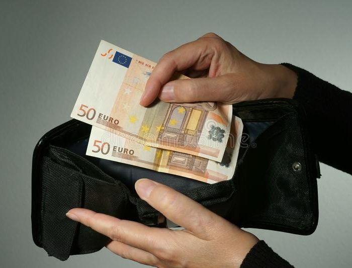banknoty evro vyvedennoj v bumazhnik 105206269