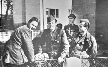 Tuzla. 1944. Oficiri OZN e. U sredini Ahmet ehovi
